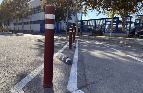 flexible a-blen dt cycle lane bollards installed