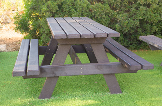 recycled plastic picnic set Isla installed